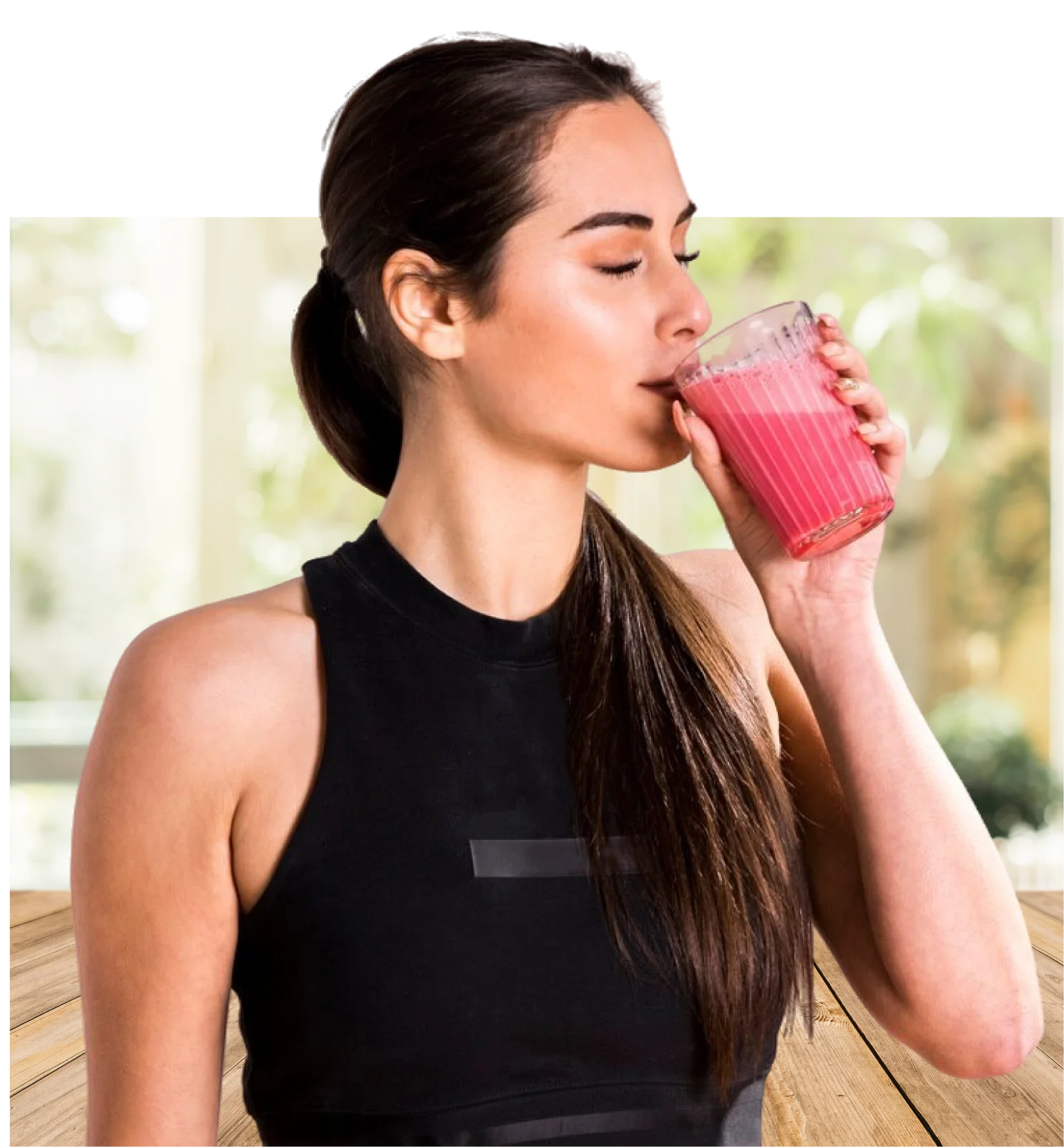 Mujer disfrutando smoothie orgánico